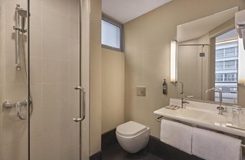 Standard Family Room with 1 Queen Bed & 1 Single Bed del hotel Ibis Singapore Novena. Foto 6