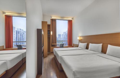 Habitación Triple Estándar con 3 camas individuales del hotel Ibis Singapore Novena. Foto 6