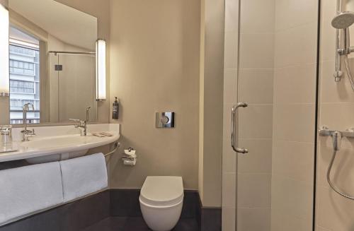 Habitación Triple Estándar con 3 camas individuales del hotel Ibis Singapore Novena. Foto 7