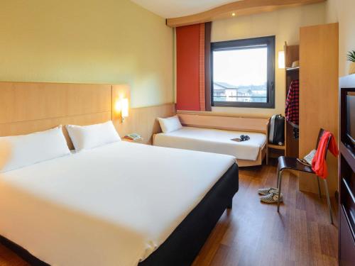 Habitación Estándar - 1 cama doble y 1 individual del hotel Ibis Milano Malpensa Aeroporto. Foto 2