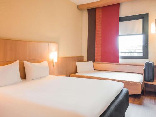 Habitación Estándar - 1 cama doble y 1 individual del hotel Ibis Milano Malpensa Aeroporto. Foto 9
