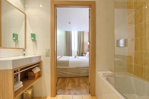 Habitación Doble Superior del hotel Best Western Du Mucem. Foto 4