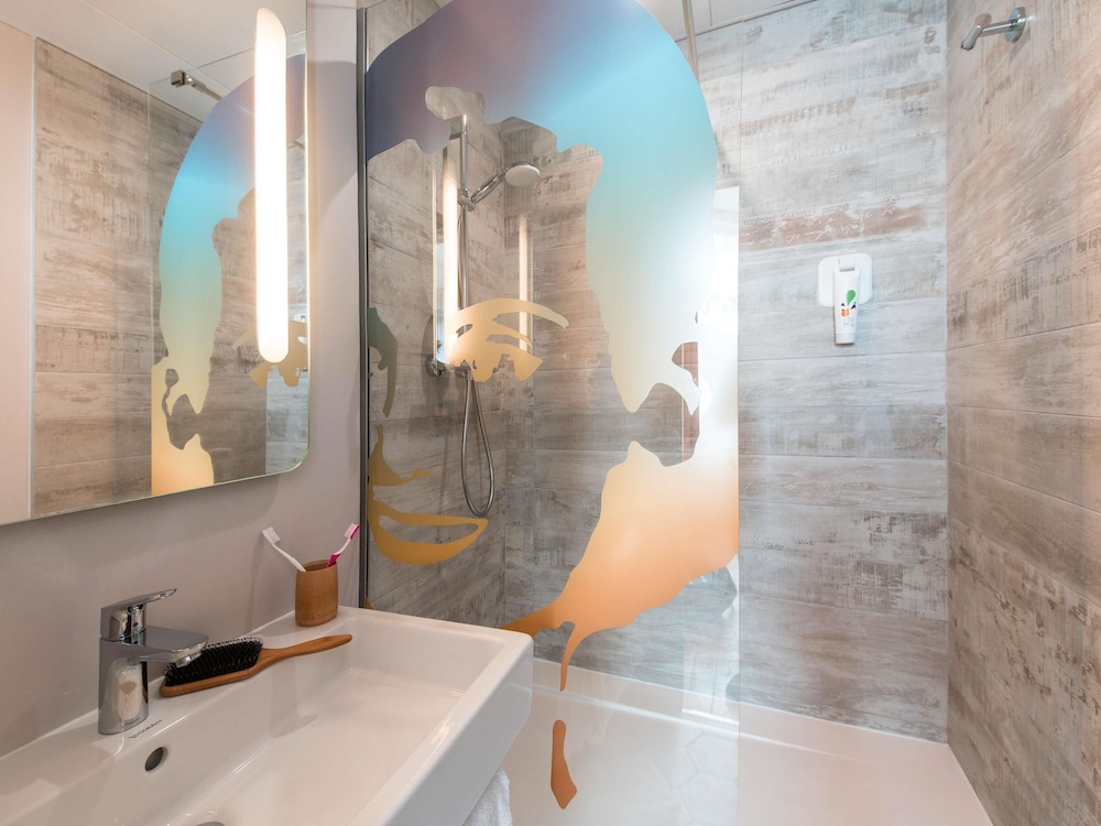 Habitación estándar con dos camas individuales del hotel Ibis Styles Hyères Rooftop and Spa. Foto 1