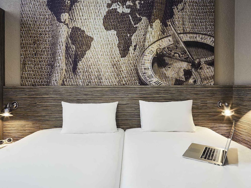 Habitación estándar con dos camas individuales del hotel Ibis Styles Hyères Rooftop and Spa. Foto 5