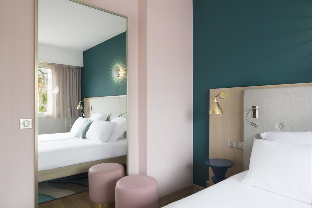 Habitación Classic con una cama doble o dos camas individuales del hotel Mercure Villeneuve Loubet Plage. Foto 1