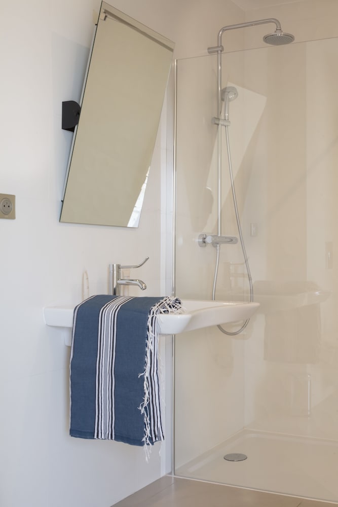 Habitación Classic con una cama doble o dos camas individuales del hotel Mercure Villeneuve Loubet Plage. Foto 4