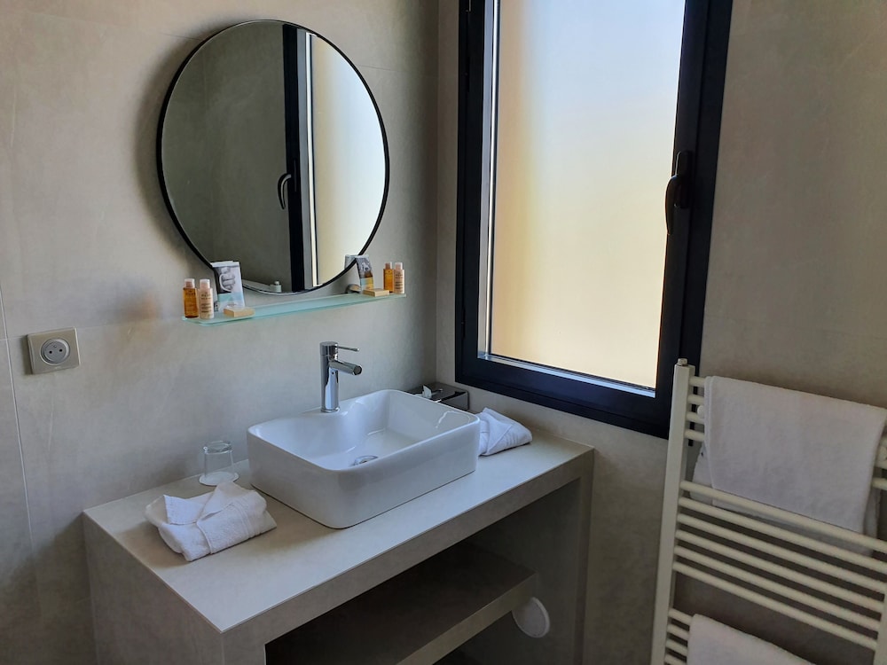 Habitación Classic con una cama doble o dos camas individuales del hotel Mercure Villeneuve Loubet Plage. Foto 5