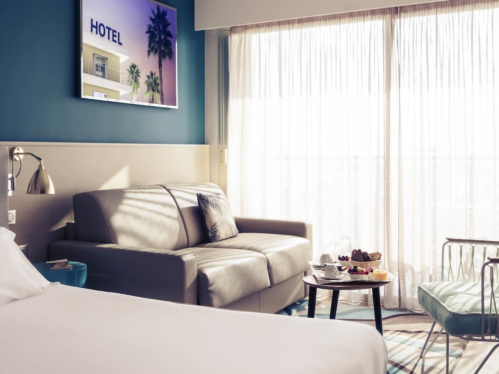 Habitación de categoría superior con terraza o patio, una cama doble y un sofá cama del hotel Mercure Villeneuve Loubet Plage