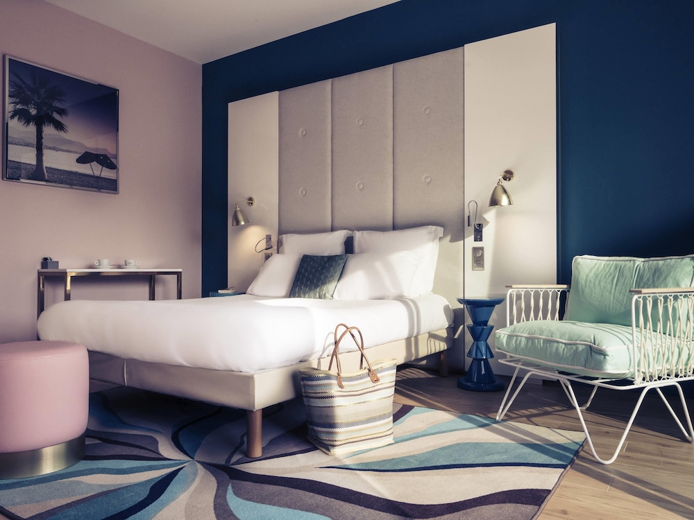 Habitación de categoría superior con terraza o patio, una cama doble y un sofá cama del hotel Mercure Villeneuve Loubet Plage. Foto 2
