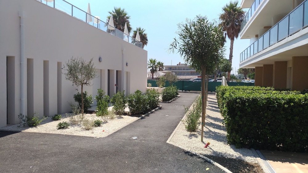 Habitación de categoría superior con terraza o patio, una cama doble y un sofá cama del hotel Mercure Villeneuve Loubet Plage. Foto 6