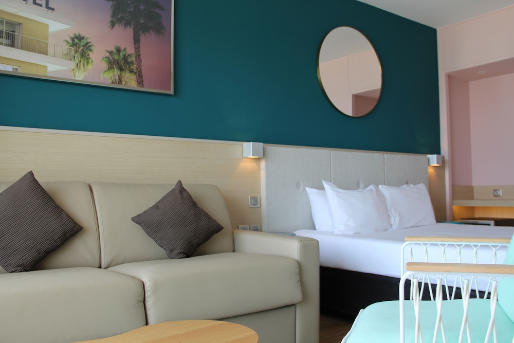 Habitación Superior con terraza, vistas al mar y 1 cama doble del hotel Mercure Villeneuve Loubet Plage. Foto 1