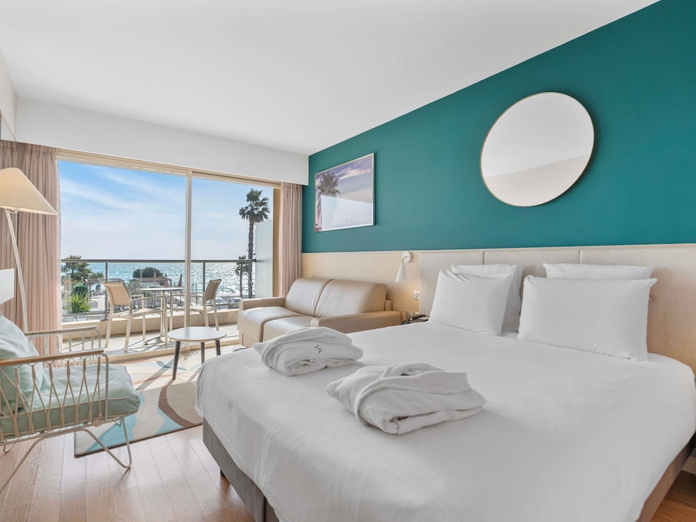 Habitación Superior con terraza, vistas al mar y 1 cama doble del hotel Mercure Villeneuve Loubet Plage. Foto 3