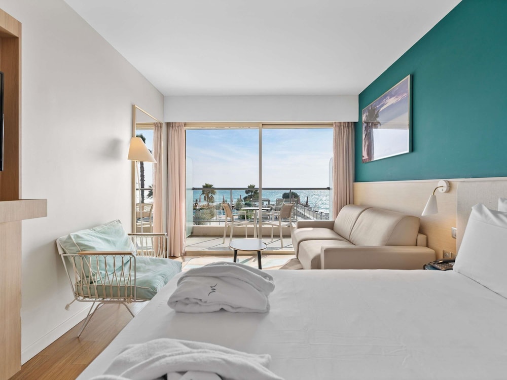 Habitación Superior con terraza, vistas al mar y 1 cama doble del hotel Mercure Villeneuve Loubet Plage. Foto 4