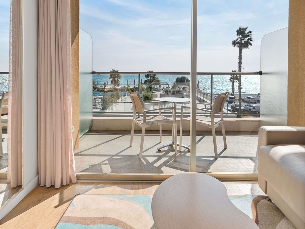 Habitación Superior con terraza, vistas al mar y 1 cama doble del hotel Mercure Villeneuve Loubet Plage. Foto 5