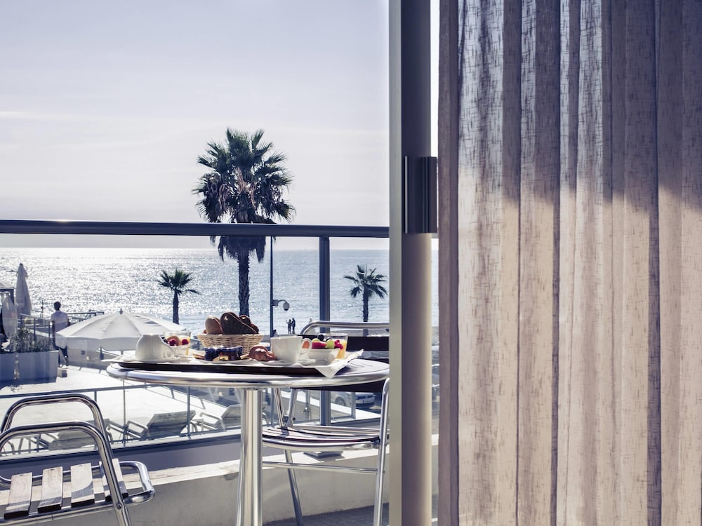 Habitación Superior con terraza, vistas al mar y 1 cama doble del hotel Mercure Villeneuve Loubet Plage. Foto 6