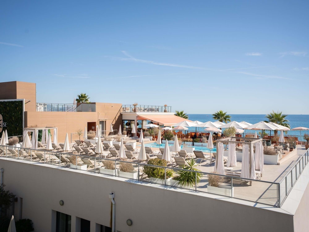 Habitación Superior con terraza, vistas al mar y 1 cama doble del hotel Mercure Villeneuve Loubet Plage. Foto 7