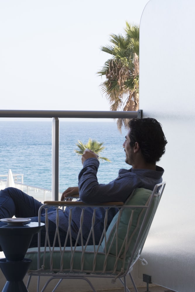 Habitación Superior con terraza, vistas al mar y 1 cama doble del hotel Mercure Villeneuve Loubet Plage. Foto 9