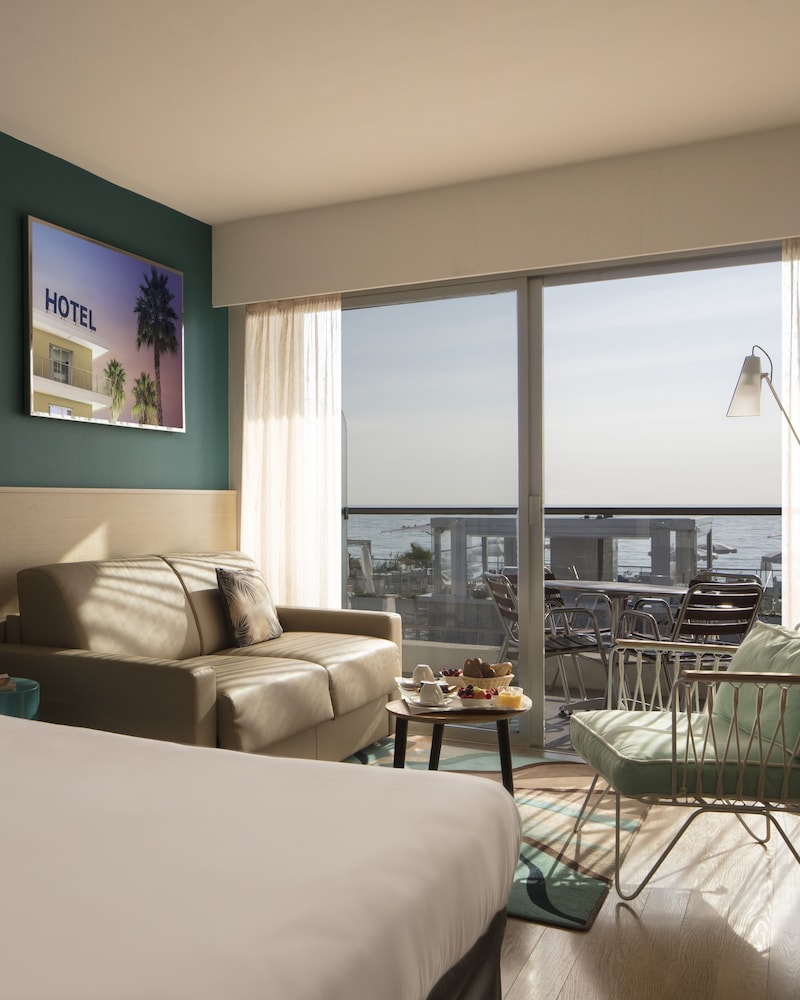 Habitación Superior con terraza, vistas al mar y 1 cama doble del hotel Mercure Villeneuve Loubet Plage. Foto 10