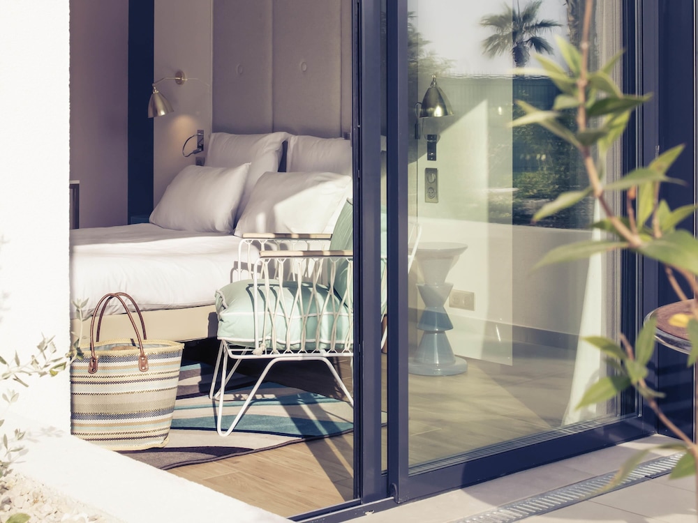 Habitación Privilege en primera línea de playa con vistas al mar y 1 cama doble del hotel Mercure Villeneuve Loubet Plage. Foto 1