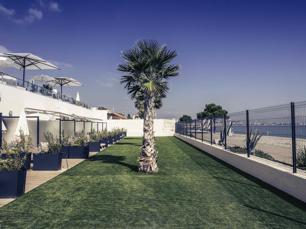 Habitación Privilege en primera línea de playa con vistas al mar y 1 cama doble del hotel Mercure Villeneuve Loubet Plage. Foto 2