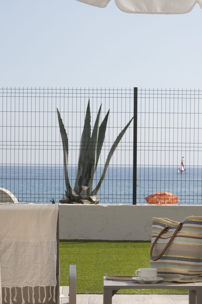 Habitación Privilege en primera línea de playa con vistas al mar y 1 cama doble del hotel Mercure Villeneuve Loubet Plage. Foto 4