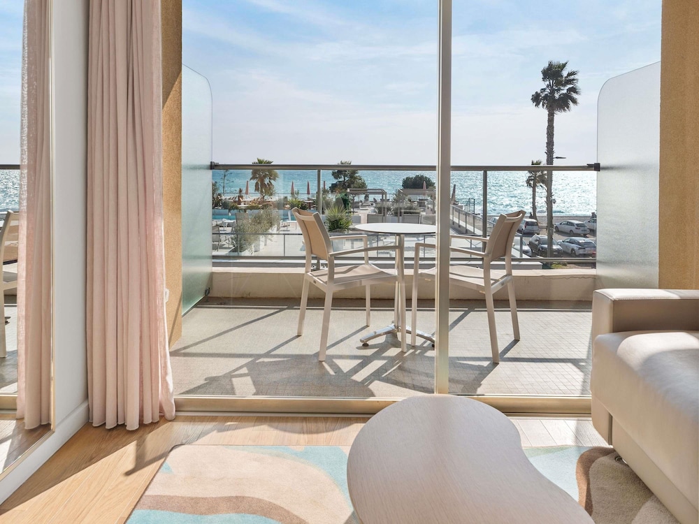 Habitación Superior con terraza, vistas al mar y 1 cama doble del hotel Mercure Villeneuve Loubet Plage. Foto 9