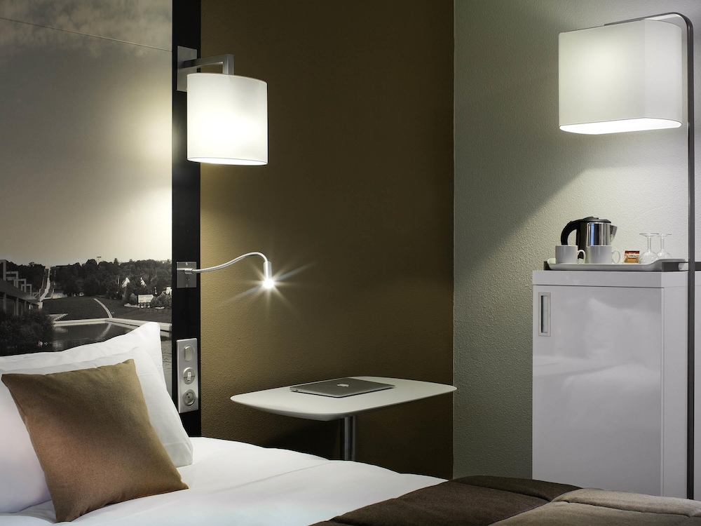 Habitación Clásica - 2 camas individuales del hotel Mercure Cergy Pontoise Centre. Foto 1