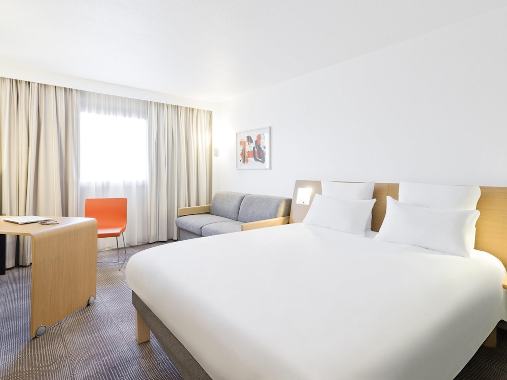 Habitación Estándar - cama doble y sofá - cama individual del hotel Novotel Paris Nord Expo Aulnay