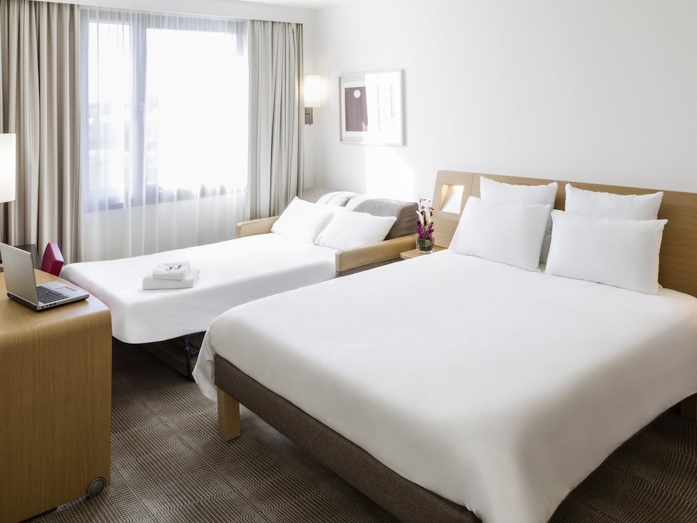 Habitación Estándar - cama doble y sofá - cama individual del hotel Novotel Paris Nord Expo Aulnay. Foto 1