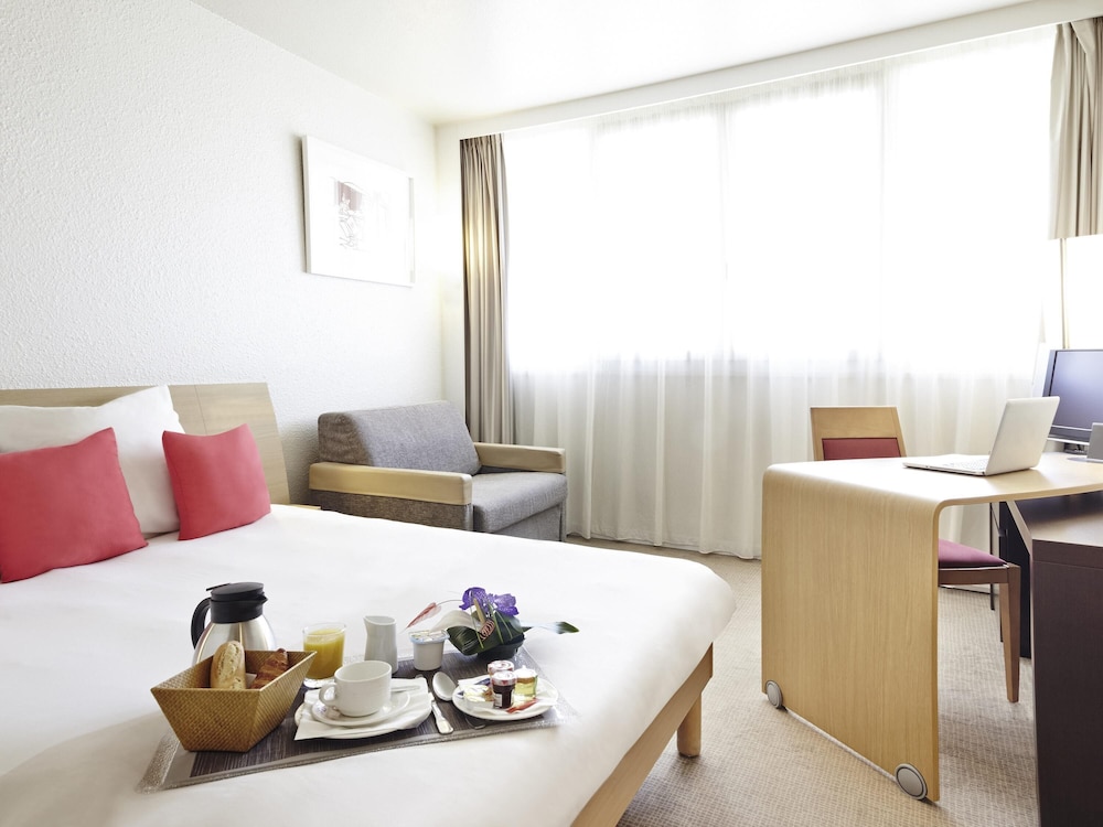 Habitación Estándar - cama doble y sofá - cama individual del hotel Novotel Paris Nord Expo Aulnay. Foto 3
