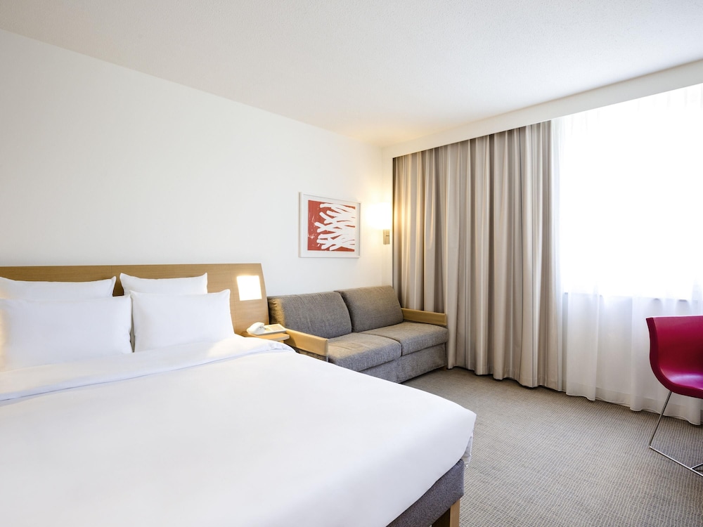 Habitación Estándar - cama doble y sofá - cama individual del hotel Novotel Paris Nord Expo Aulnay. Foto 4