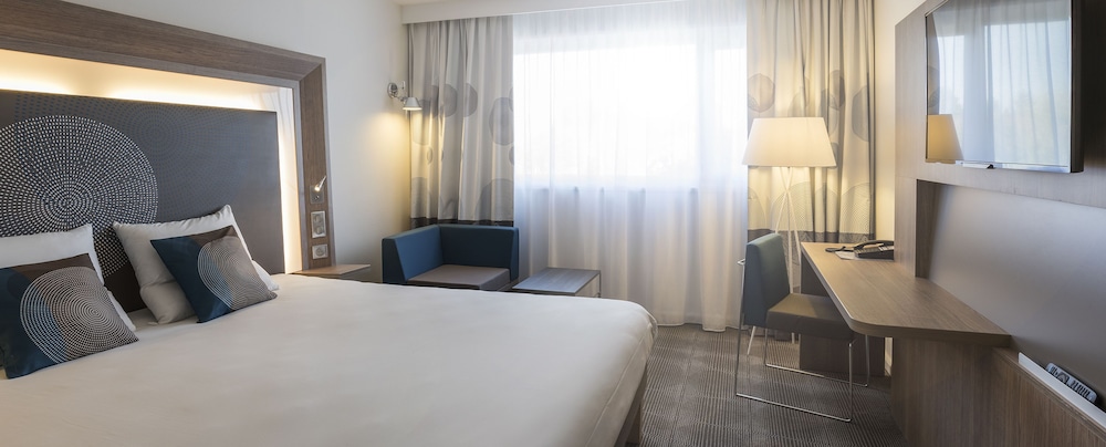 Habitación Superior con cama doble y sofá - cama individual del hotel Novotel Paris Nord Expo Aulnay