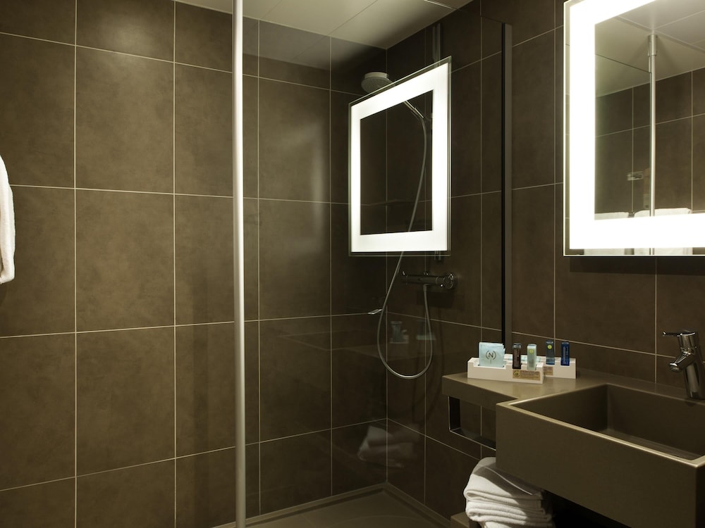 Habitación Superior con cama doble y sofá - cama individual del hotel Novotel Paris Nord Expo Aulnay. Foto 1