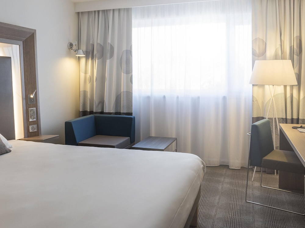 Habitación Superior con cama doble y sofá - cama individual del hotel Novotel Paris Nord Expo Aulnay. Foto 2