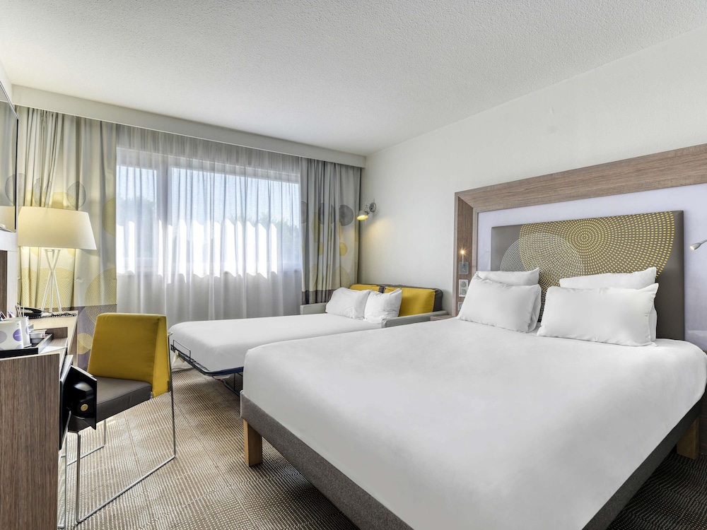 Habitación Superior con cama doble y sofá - cama individual del hotel Novotel Paris Nord Expo Aulnay. Foto 5