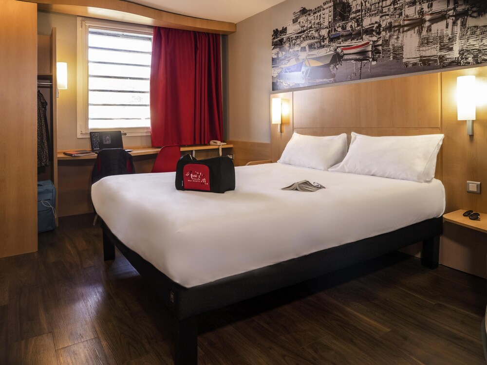 Habitación Standard con una cama doble del hotel Ibis Cannes Mandelieu. Foto 1