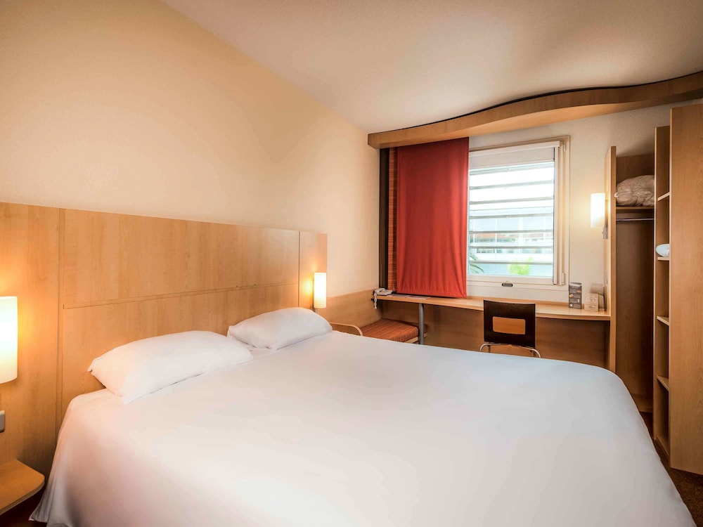 Habitación Standard con una cama doble del hotel Ibis Cannes Mandelieu. Foto 1
