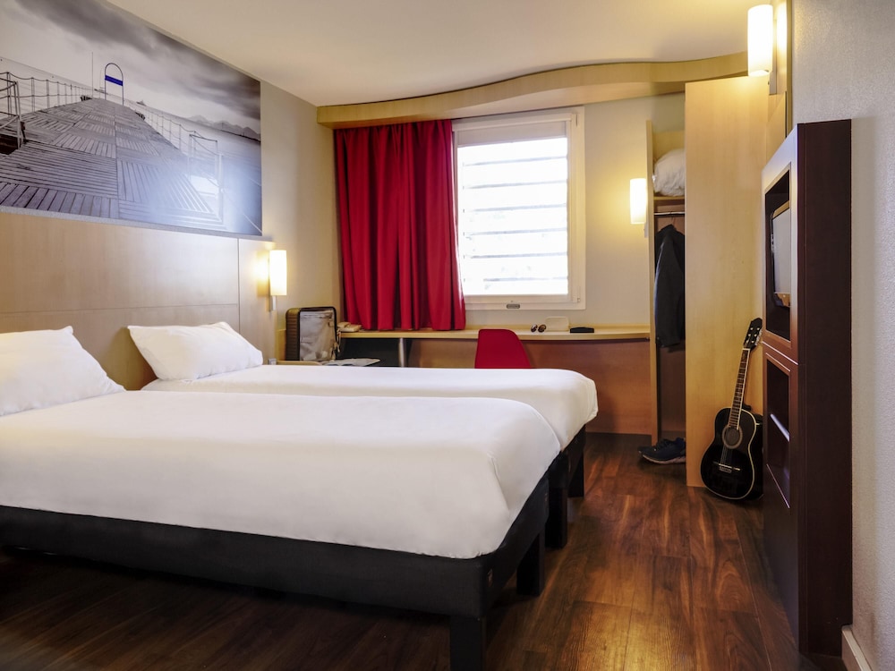 Habitación Standard con una cama doble del hotel Ibis Cannes Mandelieu. Foto 6