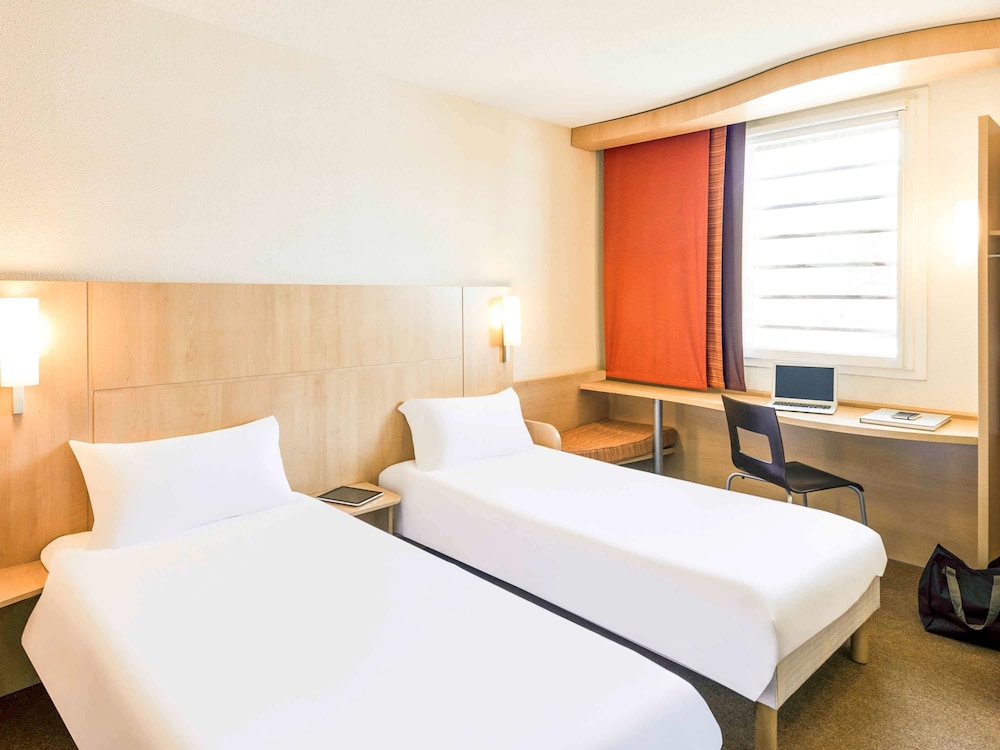 Habitación Standard con dos camas individuales del hotel Ibis Cannes Mandelieu. Foto 1