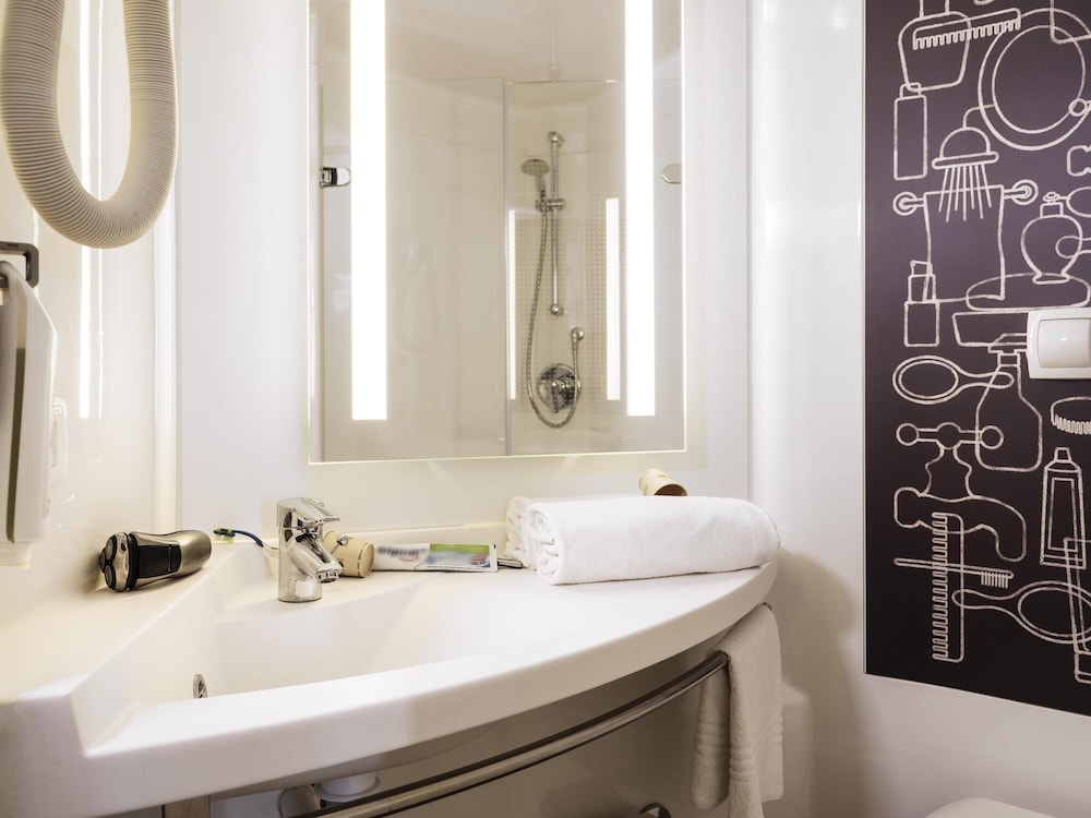 Habitación Standard con dos camas individuales del hotel Ibis Cannes Mandelieu. Foto 4