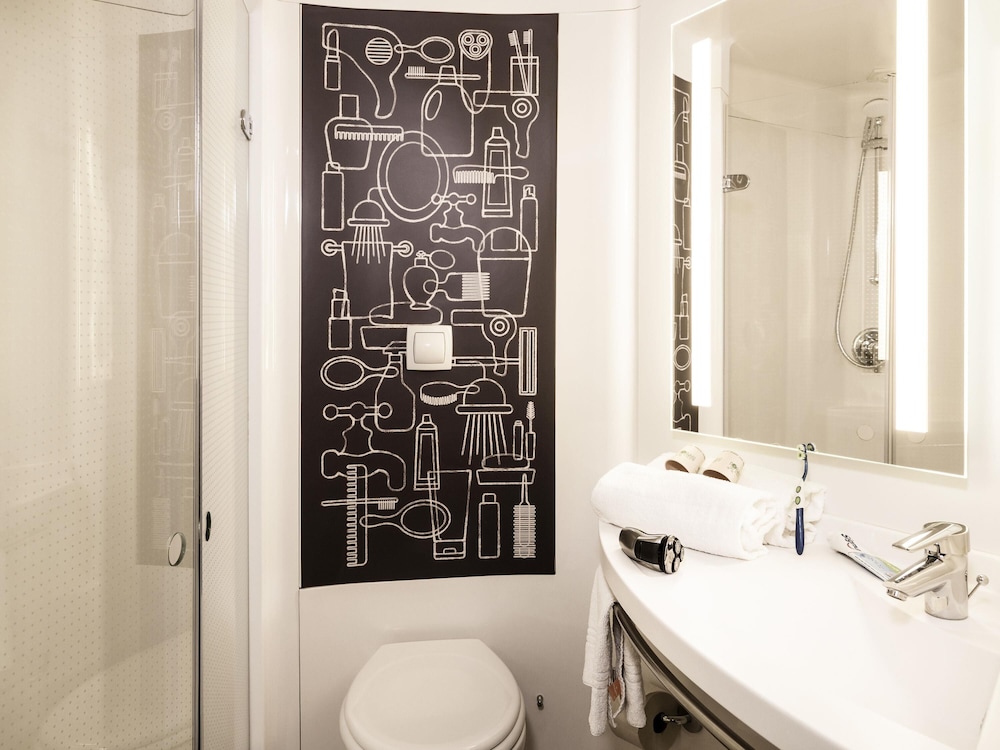 Habitación Standard con dos camas individuales del hotel Ibis Cannes Mandelieu. Foto 5