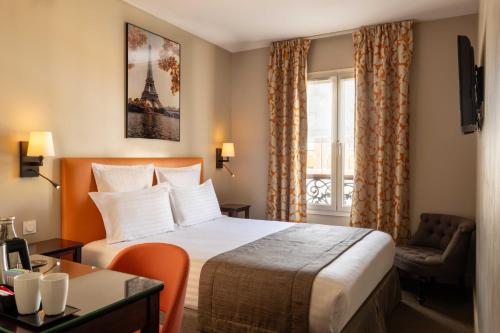 Habitación Doble Clásica con vistas a la Torre Eiffel del hotel Le Relais Saint Charles. Foto 2
