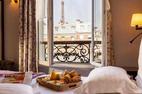 Habitación Doble Superior con vistas a la Torre Eiffel del hotel Le Relais Saint Charles. Foto 3