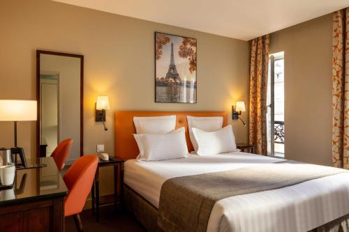 Habitación Doble Superior con vistas a la Torre Eiffel del hotel Le Relais Saint Charles. Foto 4