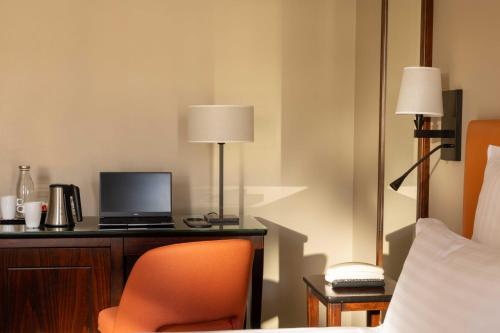 Habitación Doble Superior con vistas a la Torre Eiffel del hotel Le Relais Saint Charles. Foto 6