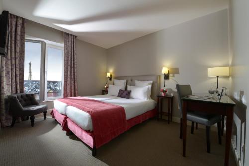 Habitación Doble Clásica con vistas a la Torre Eiffel del hotel Le Relais Saint Charles. Foto 1