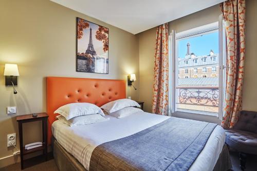 Habitación Doble Clásica con vistas a la Torre Eiffel del hotel Le Relais Saint Charles. Foto 6