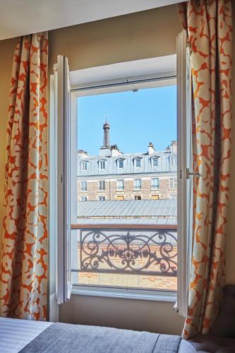Habitación Doble Clásica con vistas a la Torre Eiffel del hotel Le Relais Saint Charles. Foto 7