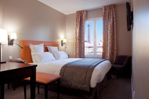 Habitación Doble Superior con vistas a la Torre Eiffel del hotel Le Relais Saint Charles