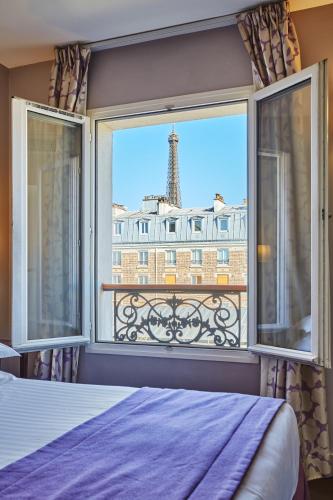 Habitación Doble Superior con vistas a la Torre Eiffel del hotel Le Relais Saint Charles. Foto 2